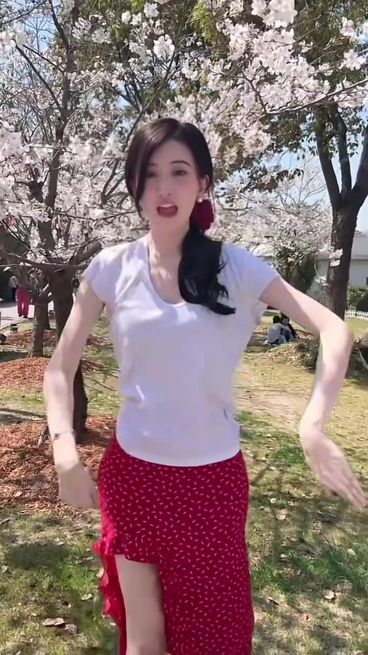 ag九游会亚洲真人第一品牌无畏契约主持唯嘉分享舞蹈视频：樱花树下甜一下🌸
