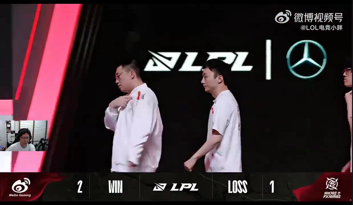 j9九游会老哥俱乐部交流二路解说看Doinb和Tian碰拳：没抱，只碰了下拳，平平淡淡才是真