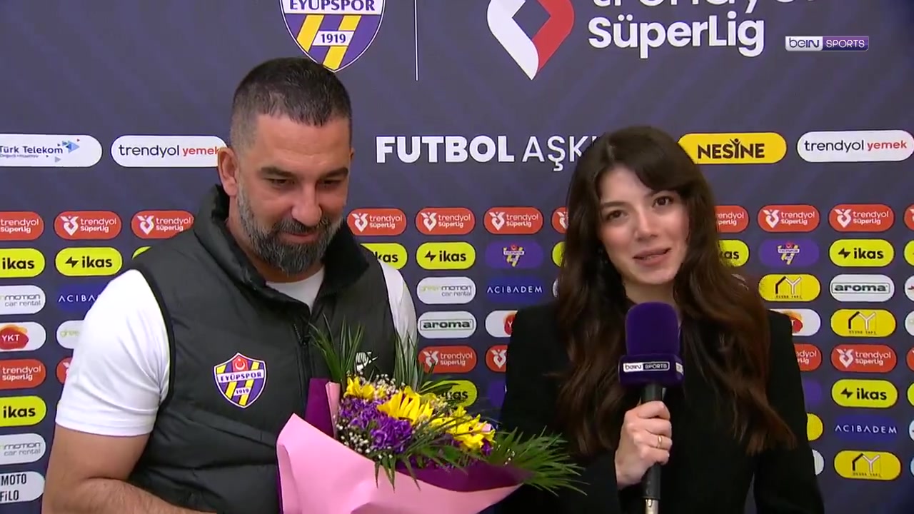 j9九游真人游戏第一平台暖男💖恰逢母亲节，图兰赛后给怀孕的记者送上鲜花和祝福