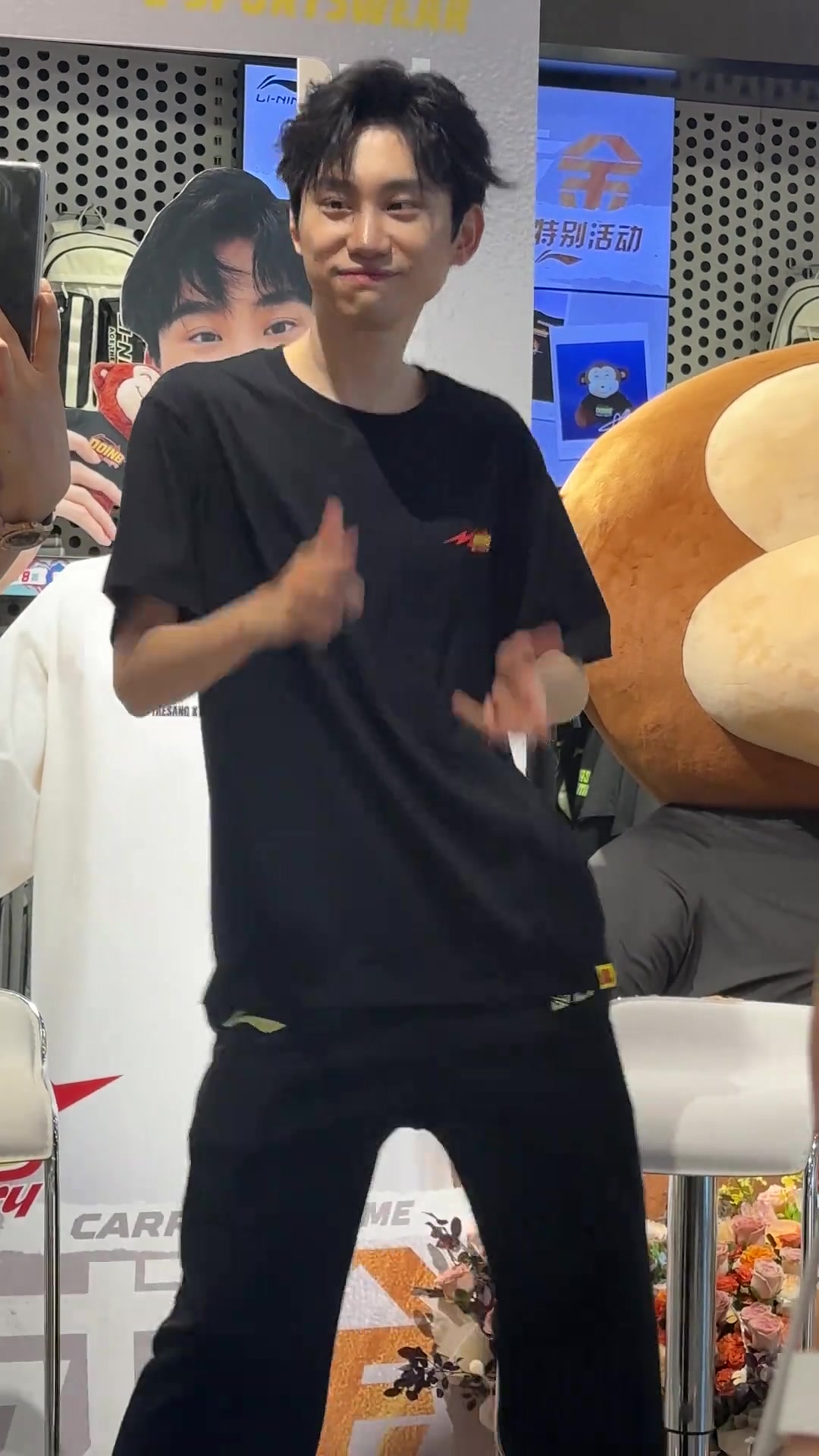 j9九游真人游戏第一平台如何评价🐒的舞姿？Doinb翻跳抖音舞曲《九万字》：身姿妖娆